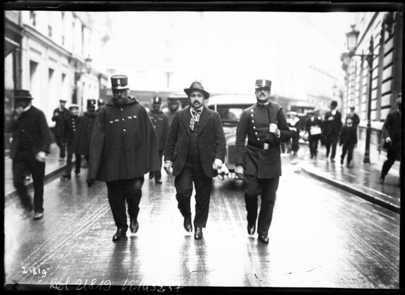 Un prévenu conduit au commissariat par deux policiers, l’un en pélerine, 2 juillet 1912.