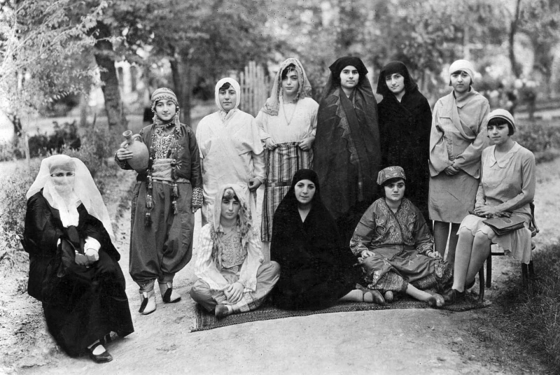 Groupe de jeunes femmes turques aux costumes variés, vers 1925.