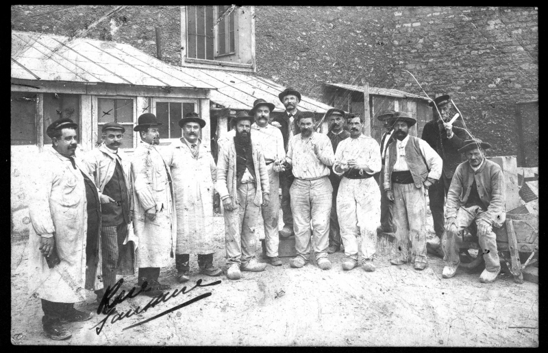 Carte-photo envoyée en 1906 et représentant les ouvriers d’un chantier rue de Saussure (17e arrondissement). 
