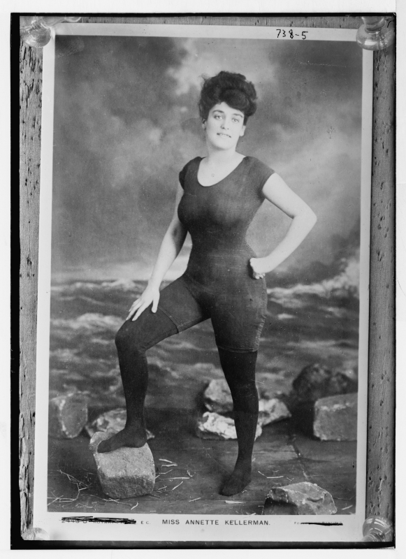 Annette Kellerman prend la pose dans son fameux maillot de bain noir une-pièce (1919). 