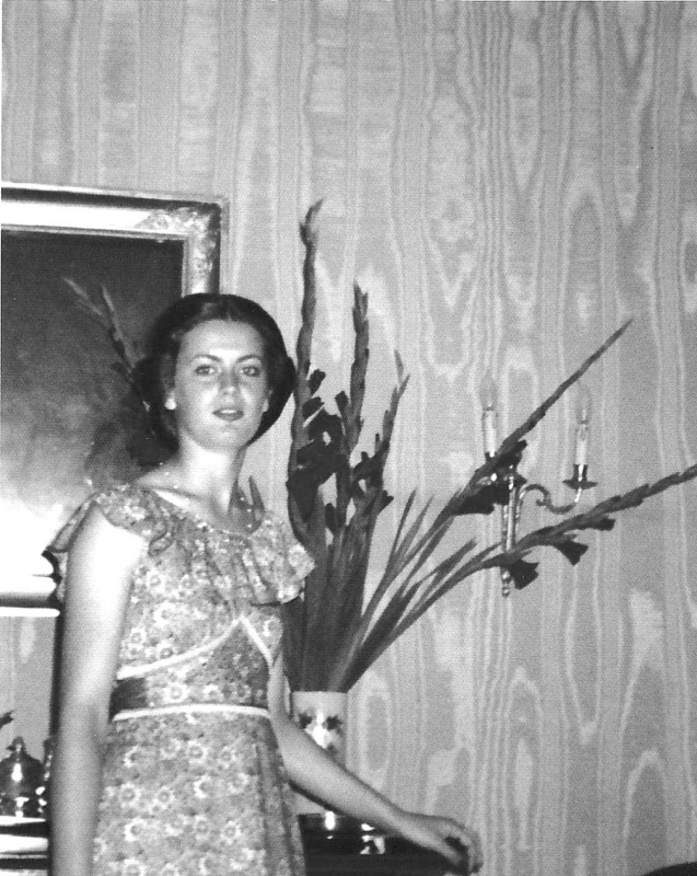 Portrait de Sophie Gagne à vingt-quatre ans. Elle porte une robe aux motifs fleuris confectionnée par sa grand-mère