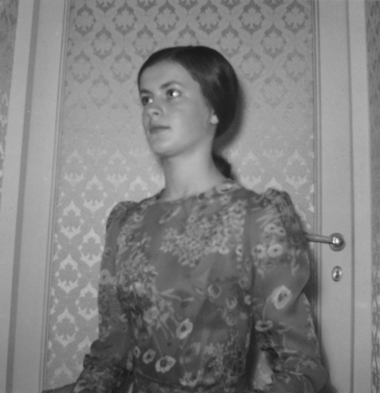 Portrait de Sophie Gagne à dix-sept ans. Elle porte une robe aux motifs fleuris confectionnée par sa grand-mère