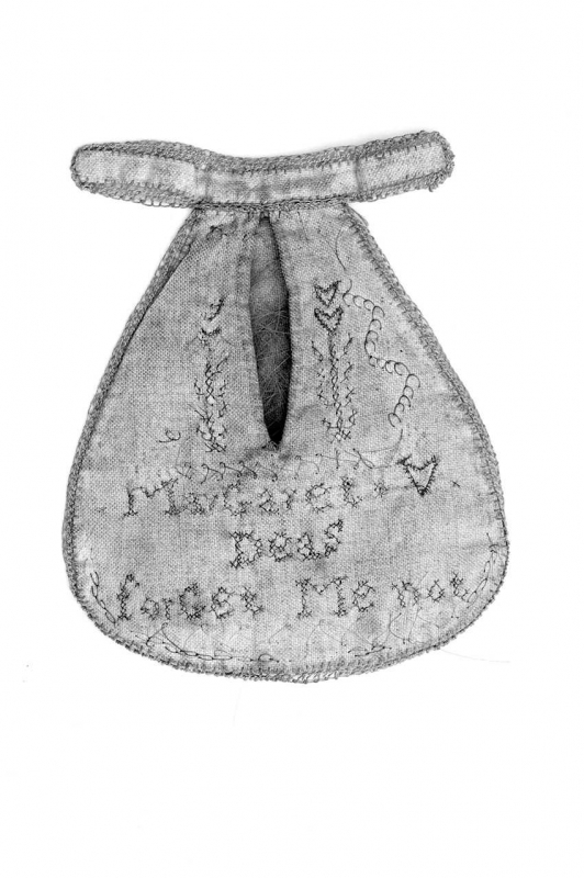 Figure 11 : Poche miniature brodée en cheveux 1851