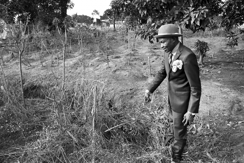 Séverin Mouyengo devant le « tombeau » de ses vêtements enterrés lors de sa fuite pendant la guerre civile de 1998