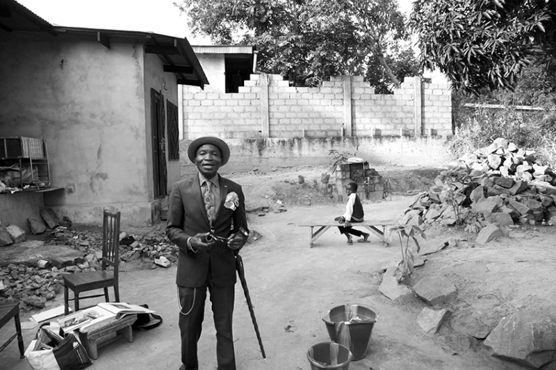 Séverin Mouyengo dans la cour de sa maison