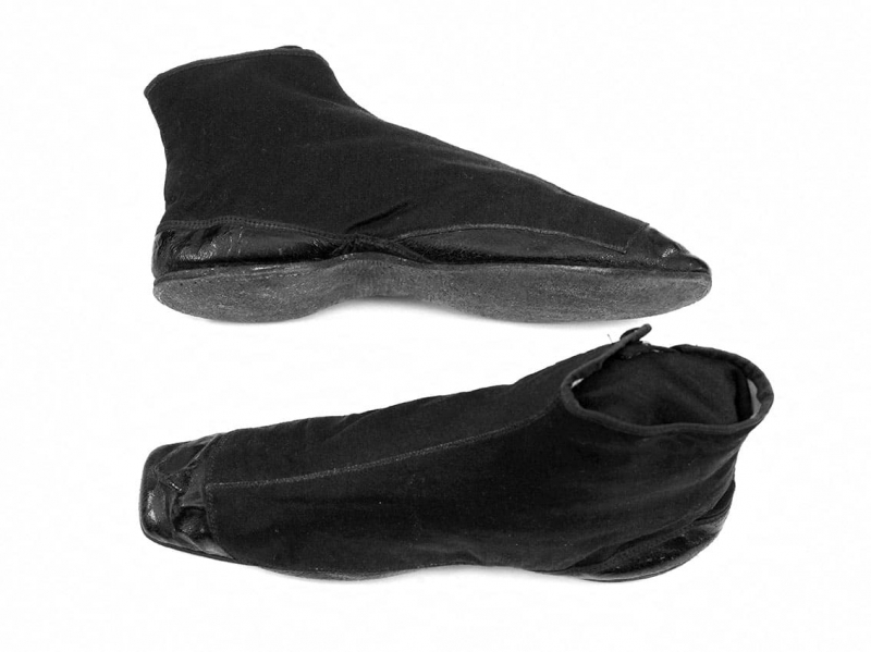 Bottines de Léopoldine Hugo. Satin noir et quartier et bout en cuir verni noir ; laçage sur la partie interne du pied ; doublure de coton écrue, 1843.