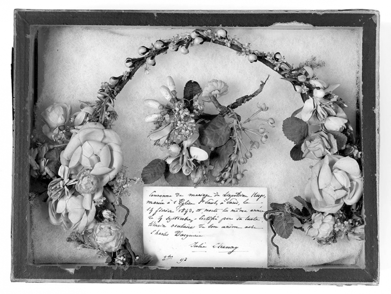 Couronne de mariée de Léopoldine Hugo, tissu à l’imitation de fleurs blanches et feuilles sur armature, 1843