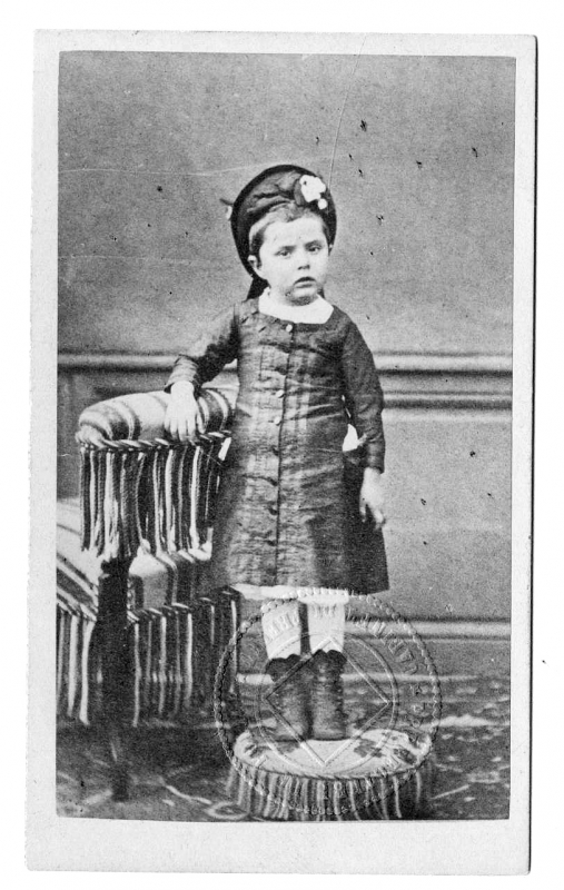 Fig. 5 : portrait de Jeanne Moyaux, sans date, photographe anonyme [Auguste ou Jean-Baptiste Cannac ?], format 6,1 x 10,3 cm