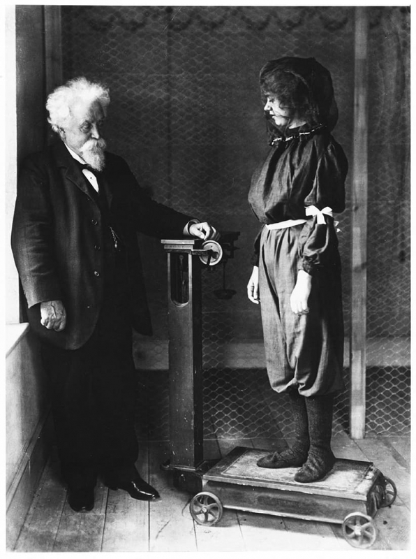 Pesée de la médium Elizabeth Tomson effectuée par Hiram Maxim (1910)