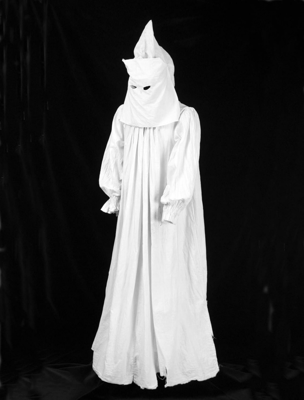 Robe de la médium Louise Parke portée lors des séances publiques données entre 1895 et 1905 à Madison (États-Unis)