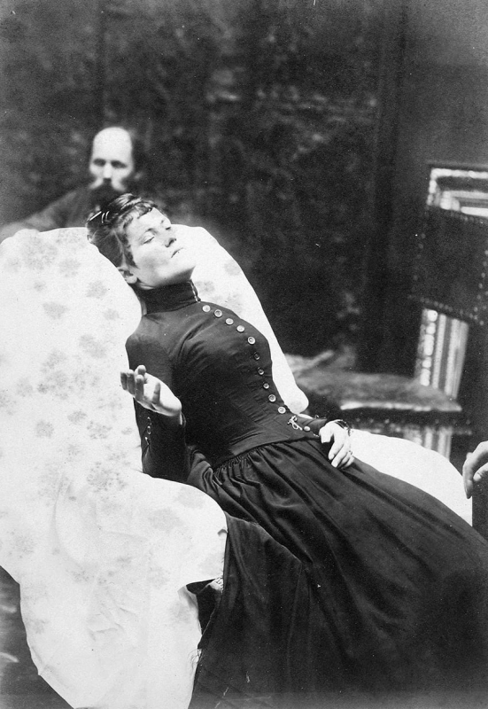 Lina Matzinger lors d’une expérience de télépathie organisée par Gabriel von Max, en présence d’Albert von Schrenck-Notzing et Carl du Prel (Munich, 26 mai 1887)