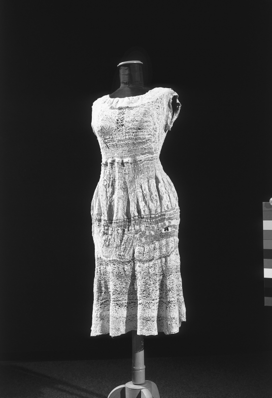 La robe de Marguerite Sirvins, entre 1944 et 1955, dentelle réalisée à l’aiguille avec des fils tirés de draps usagés, 98 x 34 x 27 cm. No inv. cab-564