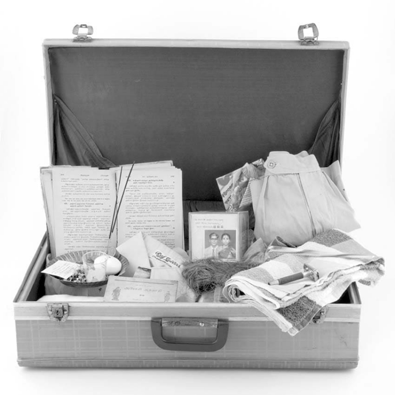 Valise contenant des tenues indiennes, années 1970