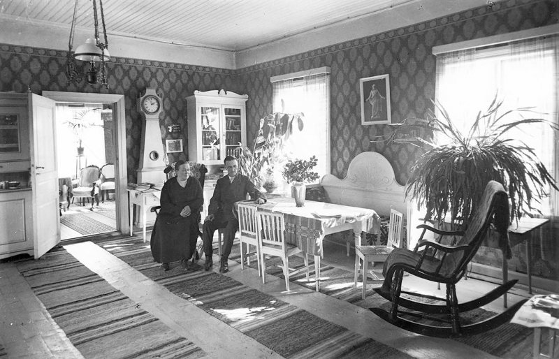 Vihtori Herttua et sa femme chez eux à Ylistaro dans les années 1930. Le nombre de tapis était une indication de la prospérité de la maison