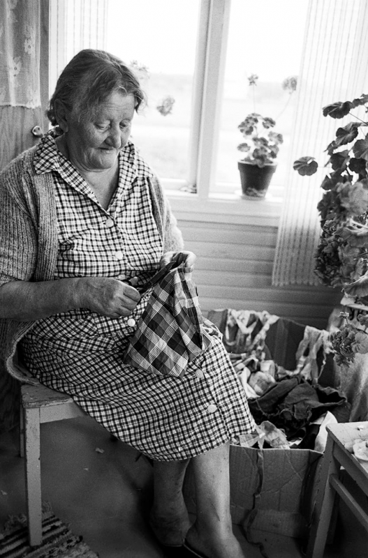 Une femme découpe des vêtements pour la fabrication d’un tapis à Halsua. Tous types de matériaux étaient minutieusement recyclés en tapis de chiffons