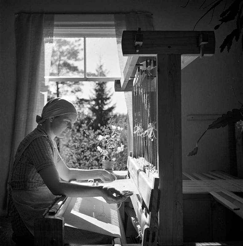 Helvi Kiiski tisse un tapis à Särkijärvi dans les années 1930. À la campagne, en Finlande, presque toutes les maisons étaient équipées d’un métier à tisser