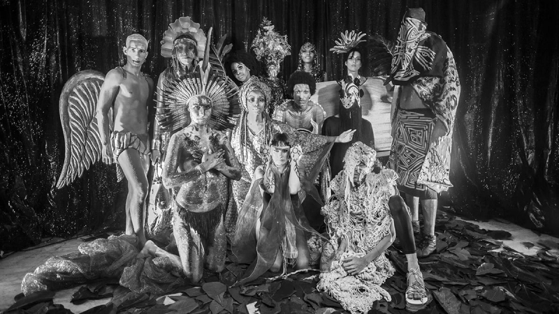 Mídia NINJA. Réunion des participants du premier défilé-concours de déguisement du festival Saturnalia